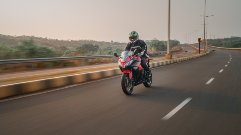 Descubra com Teciomar Ábila tudo sobre a nova Bajaj Pulsar NS400Z e seu impacto no Brasil.