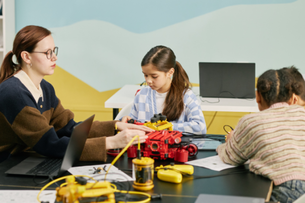 A robótica educacional aliada ao monitoramento climático transforma a escola em um verdadeiro laboratório de inovação sustentável. Gustavo Adolfo Morceli Rodrigues destaca o protagonismo dos alunos nesse processo.