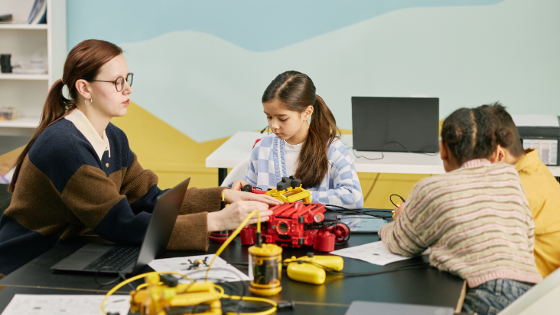 A robótica educacional aliada ao monitoramento climático transforma a escola em um verdadeiro laboratório de inovação sustentável. Gustavo Adolfo Morceli Rodrigues destaca o protagonismo dos alunos nesse processo.