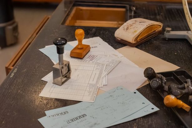 Mesa de escritório com documentos variados e carimbos sobre os papéis.